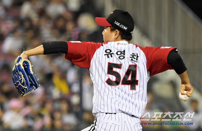 '이게 0.5초만에 답할 문제인가' 4승 ERA 0.36 톨허스트 vs 9S 유영찬. 염갈량이 뽑은 8월 MVP는?[잠실 코멘트]