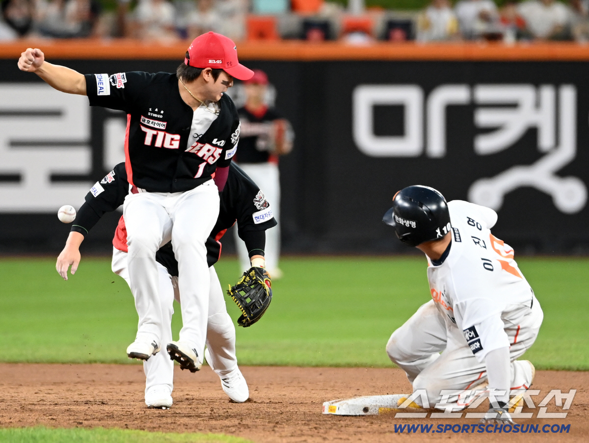 [포토] 박찬호 등에 맞은 김선빈의 토스