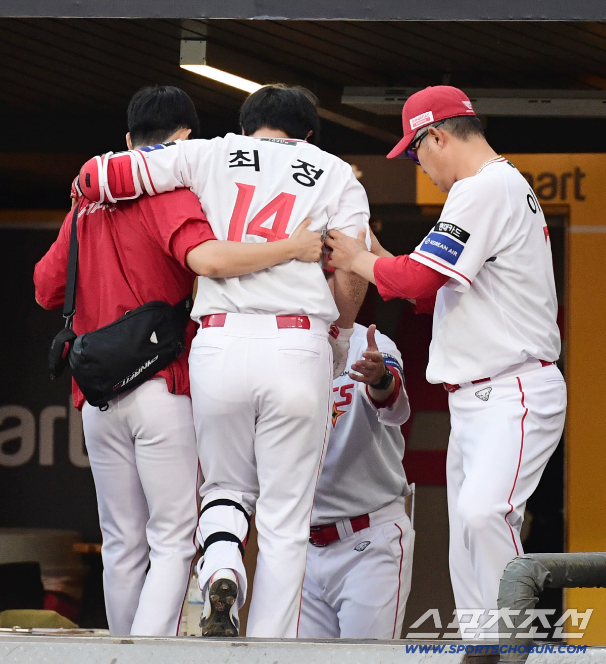 'SSG 화들짝' 최정, 부축받으며 나갔다 →병원 行…"골절 아닌 타박"…