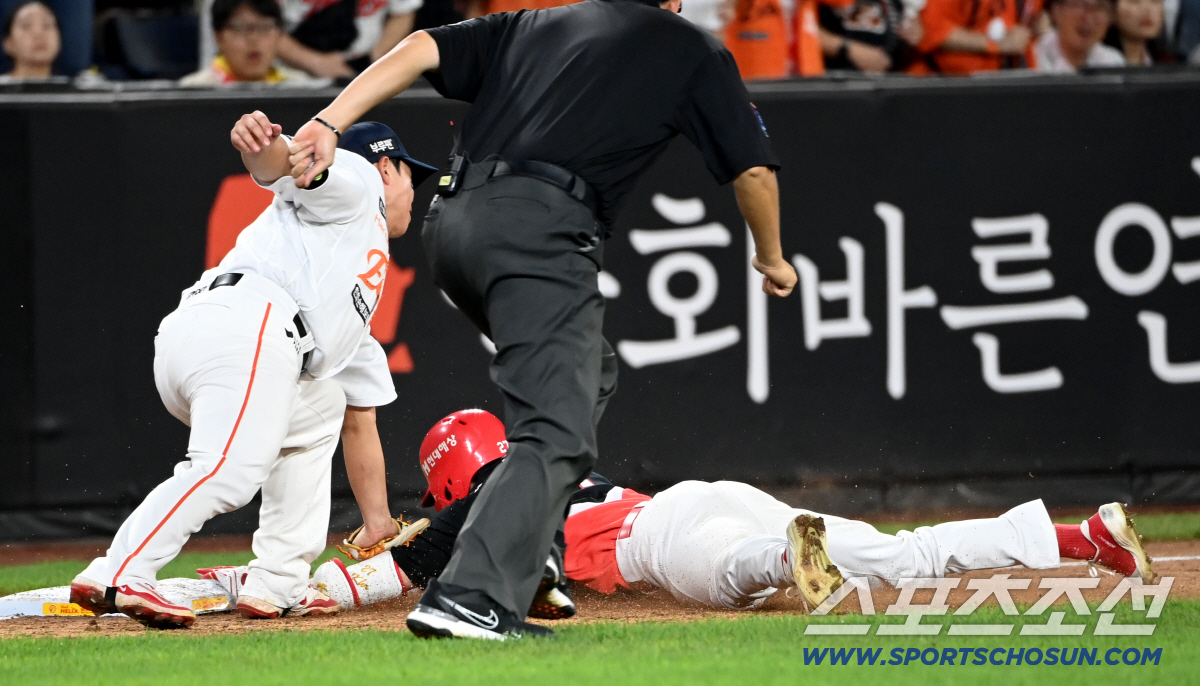 [포토] 태그아웃 김호령, 상대 실수를 노렸으나