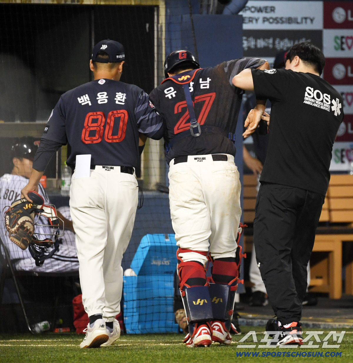 5일전 쇄골 맞아 교체됐던 유강남 이번엔 무릎 강타. 5회 손성빈으로 교…