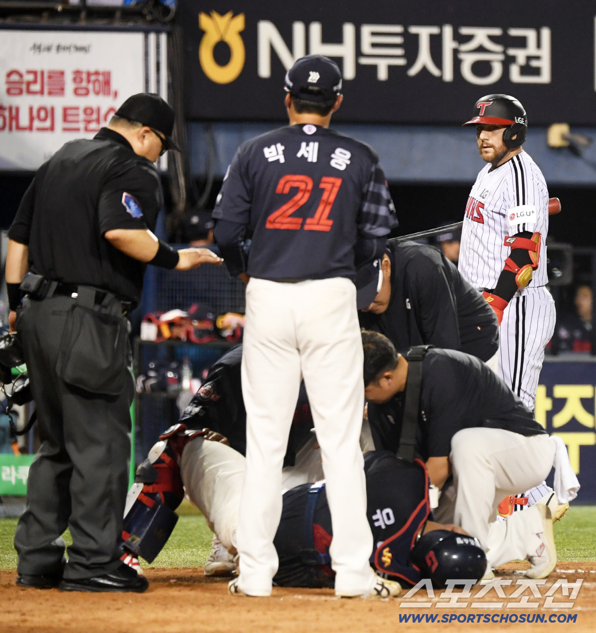 [포토] 유강남 걱정하는 오스틴