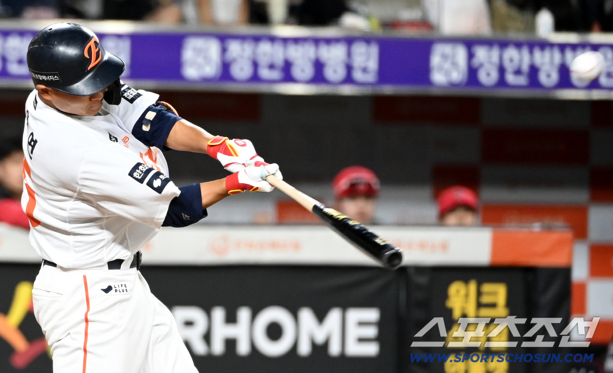 [포토] 김태연, 무사 만루 2타점 2루타 폭발