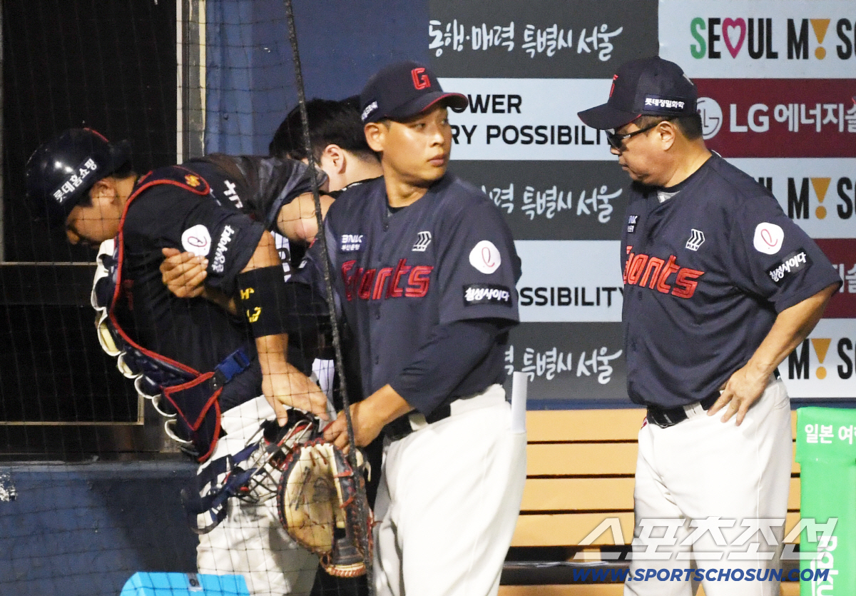 '또 쓰러진 안방마님' 하필 보호장비 없는 무릎 강타한 파울타구, 쓰러진…
