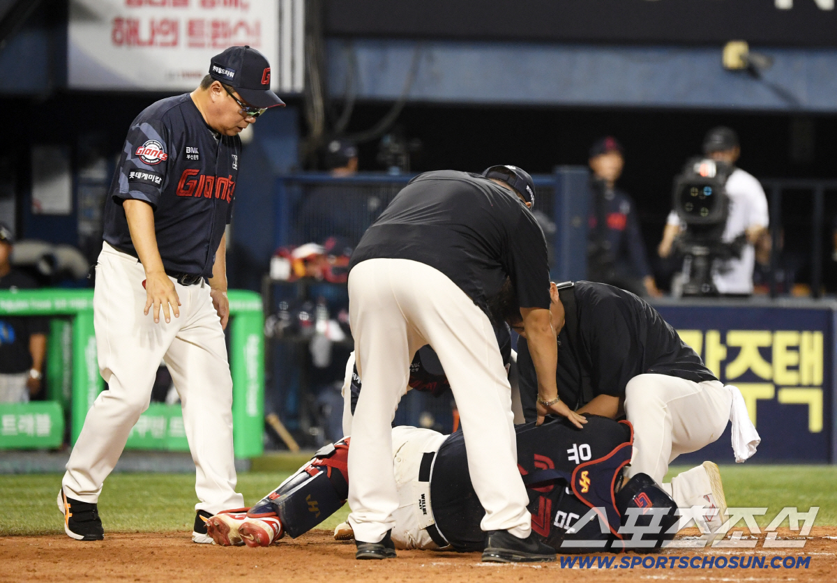 '또 쓰러진 안방마님' 하필 보호장비 없는 무릎 강타한 파울타구, 쓰러진…