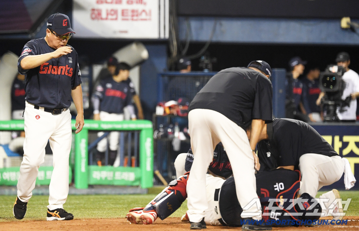 '또 쓰러진 안방마님' 하필 보호장비 없는 무릎 강타한 파울타구, 쓰러진…