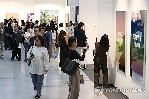 최대 미술장터 '프리즈·키아프' 개막…"불황기, 걱정보단 선전"