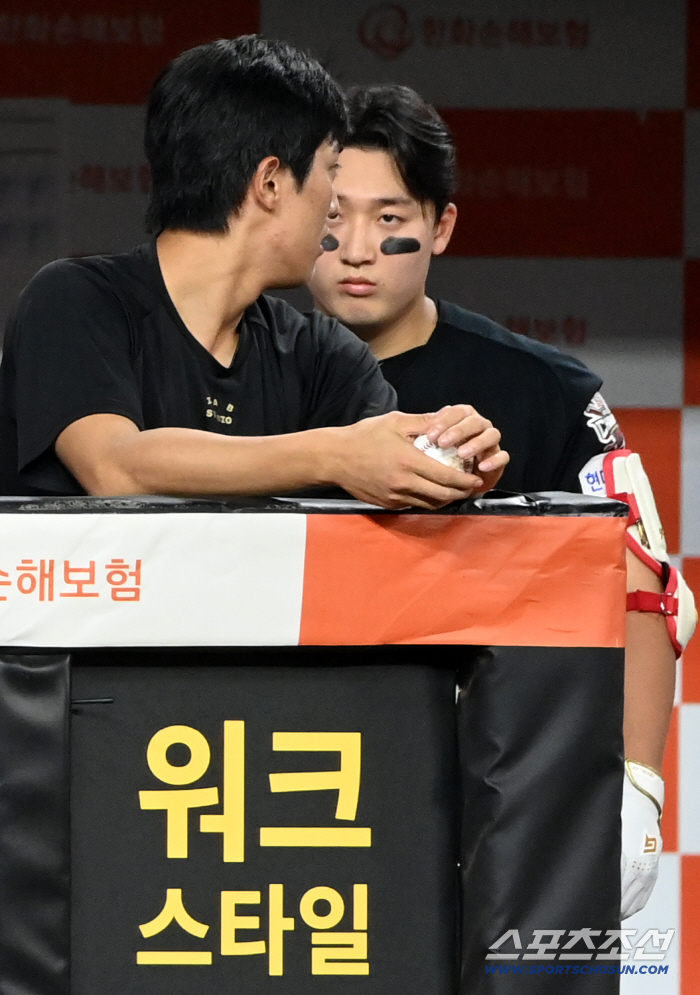 '그걸 왜 잡아?' 파울 타구 향한 나쁜 손, 선배 다칠라 걱정 가득 '레이저 눈빛' 쏜 윤도현...이의리가 혼날 만했네[대전 현장]