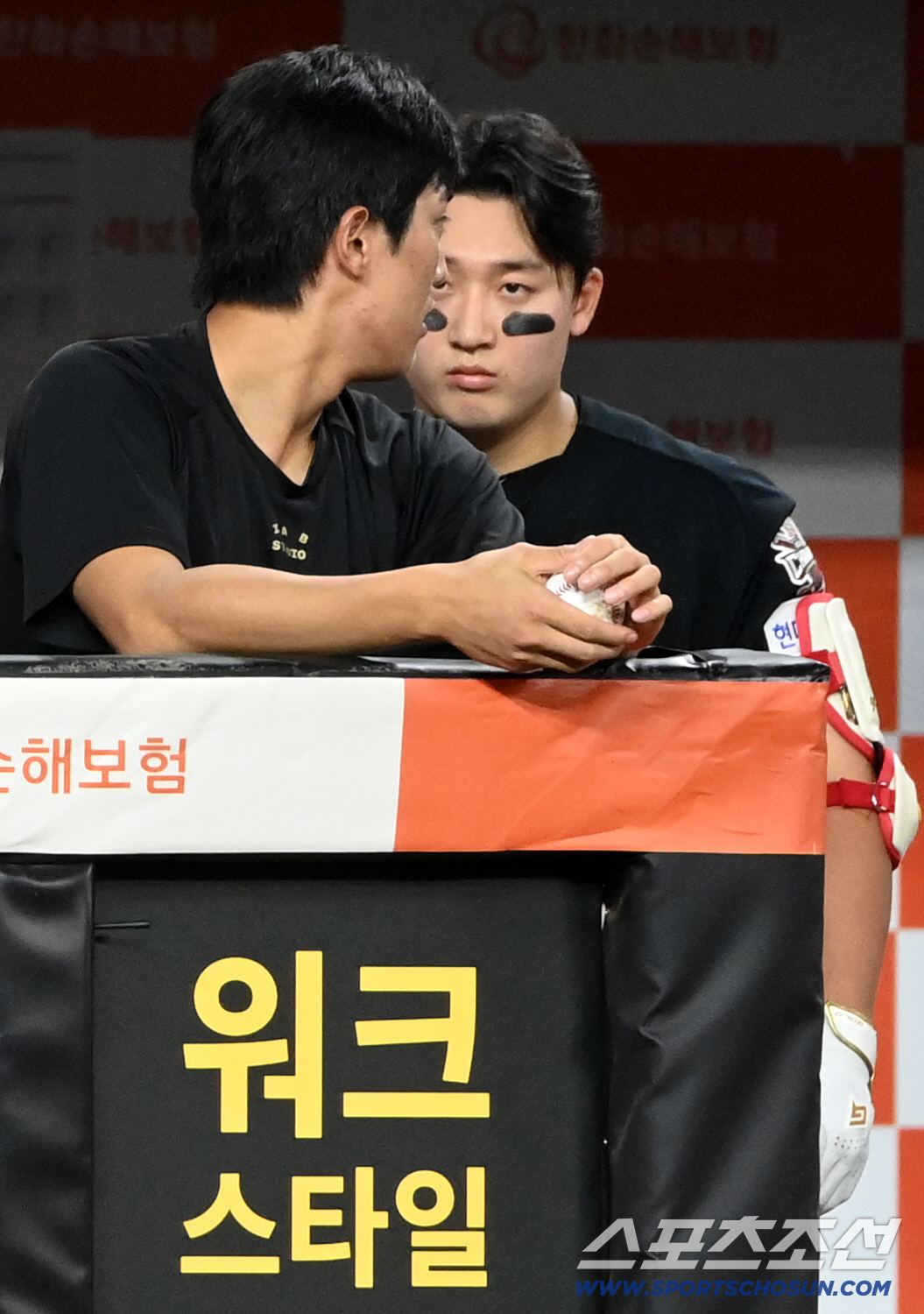 '그걸 왜 잡아?' 파울 타구 향한 나쁜 손, 선배 다칠라 걱정 가득 '…