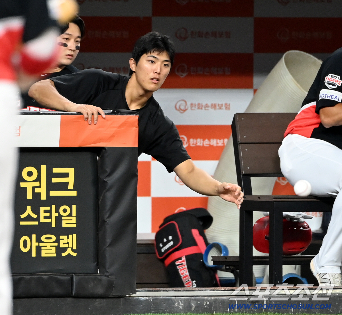 '그걸 왜 잡아?' 파울 타구 향한 나쁜 손, 선배 다칠라 걱정 가득 '…