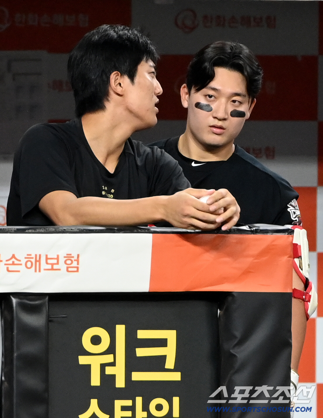 '그걸 왜 잡아?' 파울 타구 향한 나쁜 손, 선배 다칠라 걱정 가득 '…