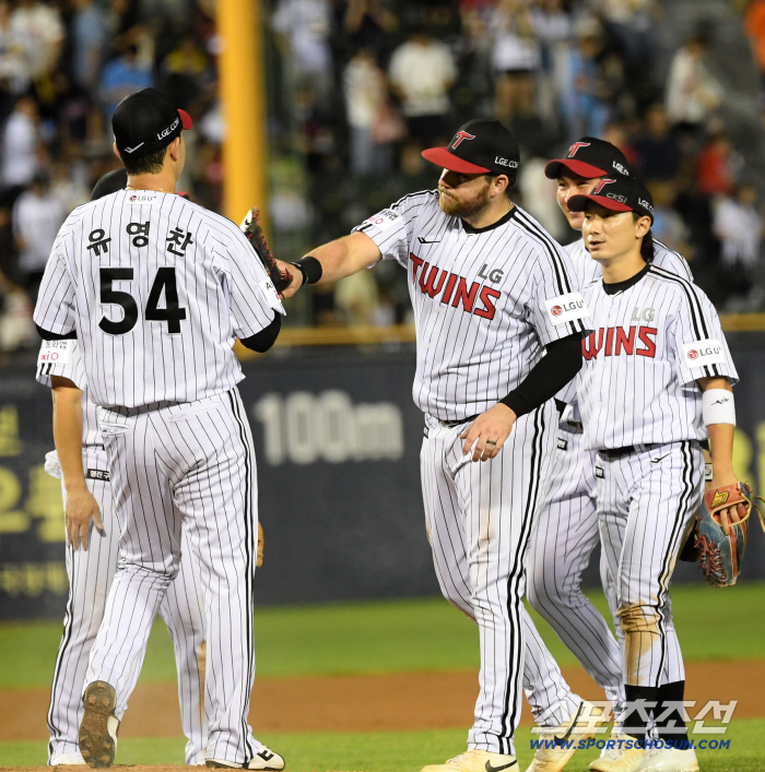 한화는 18점차 대승이었는데... LG는 3-2, 1점차 진땀승. 염갈량은 "유영찬이 위기는 만들었지만 지키는 야구로 승리"[잠실 코멘트]