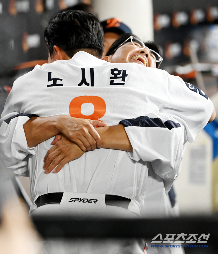 부상 중에도 든든한 형님, 결정적 홈런 날린 4번타자 안아준 캡틴의 포옹
