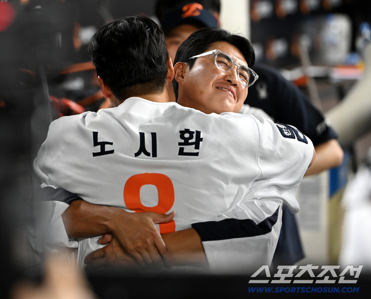 부상 중에도 든든한 형님, 결정적 홈런 날린 4번타자 안아준 캡틴의 포옹…