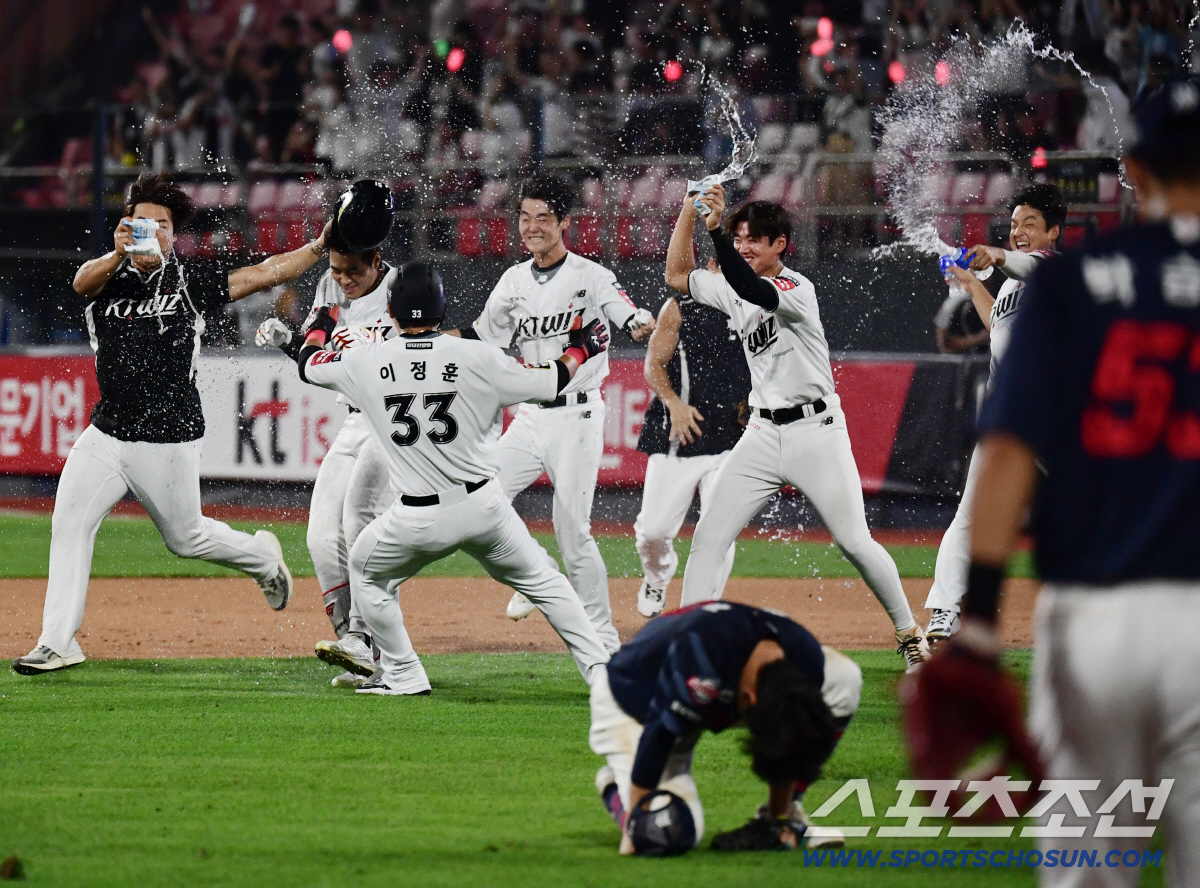 3:0→3:2→7:2→7:8→8:8→9:8. 끝내기 실책 덕에 KT 4위…