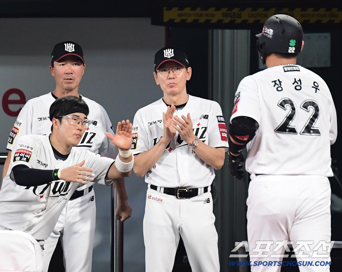 3:0→3:2→7:2→7:8→8:8→9:8. 끝내기 실책 덕에 KT 4위…