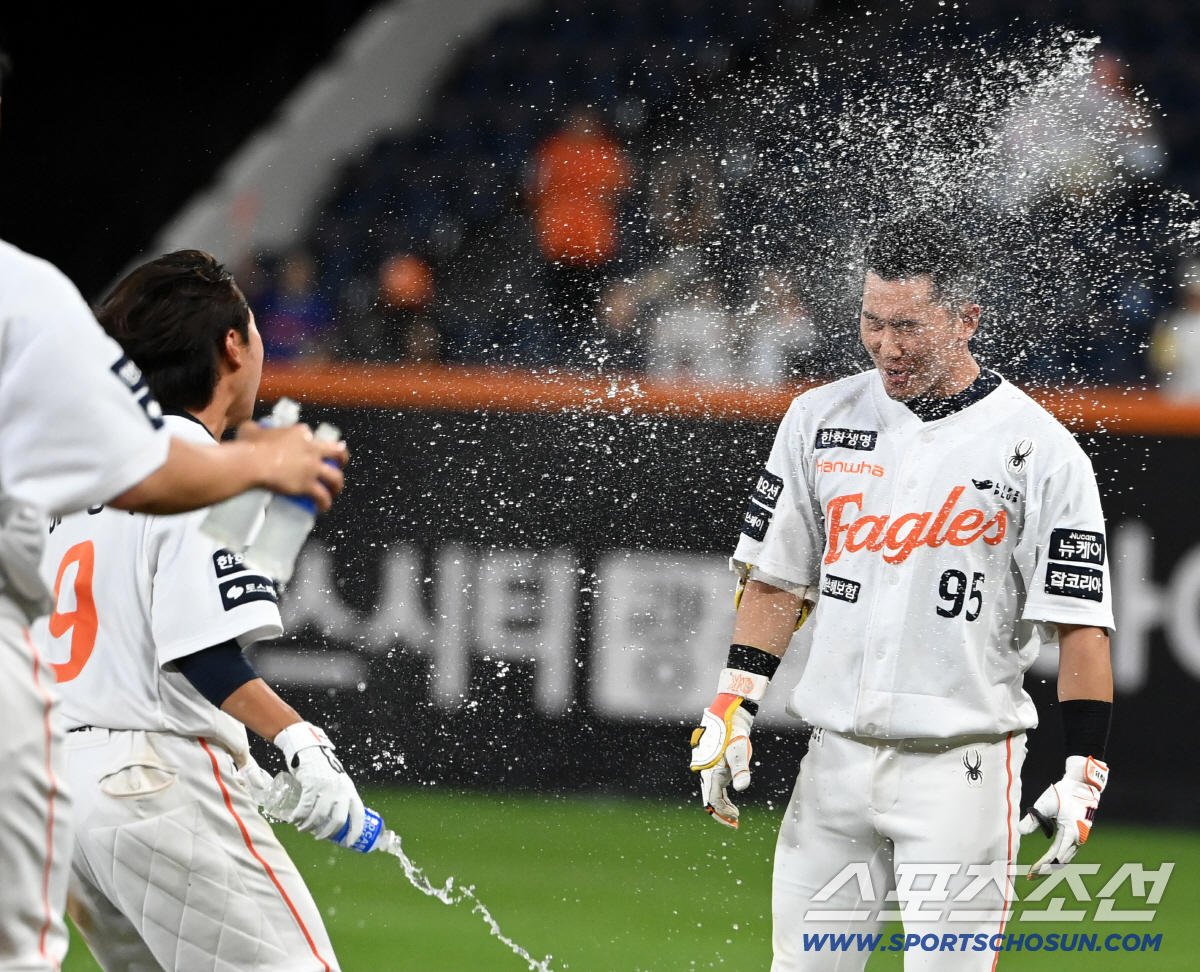 [포토] 끝내기안타 황영묵, 물세례 시원하다!