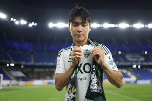 다시 벌어진 득점 경쟁, 진짜 이러다 27년 만에 '토종 非스트라이커 득점왕' 탄생?