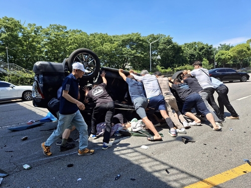 "으라차차"…차량 전복사고 일가족 4명 구한 안산시민 2명 표창