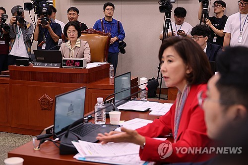 범여권, 나경원 징계안 제출…국힘, 추미애 윤리특위 제소 맞불(종합)