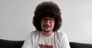 맨유 5연승까지 머리 안 잘라! 1년지나 결국 '폭탄머리'됐다…사과도 너끈히 들어갈듯→