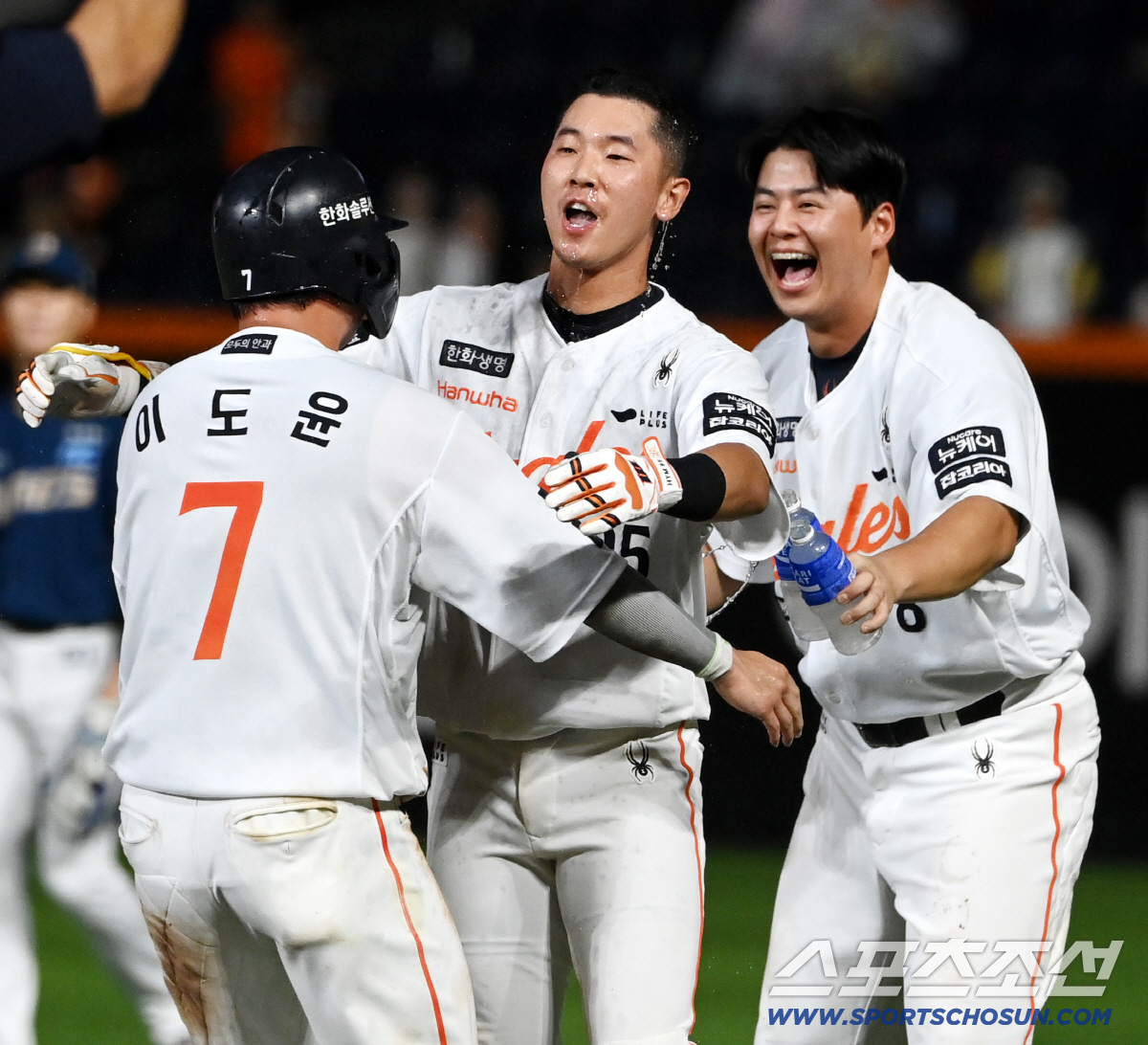 흙니폼 샤워 짜릿! 이도윤 없이 끝내기 없었다. 3안타 3득점 맹활약[대…