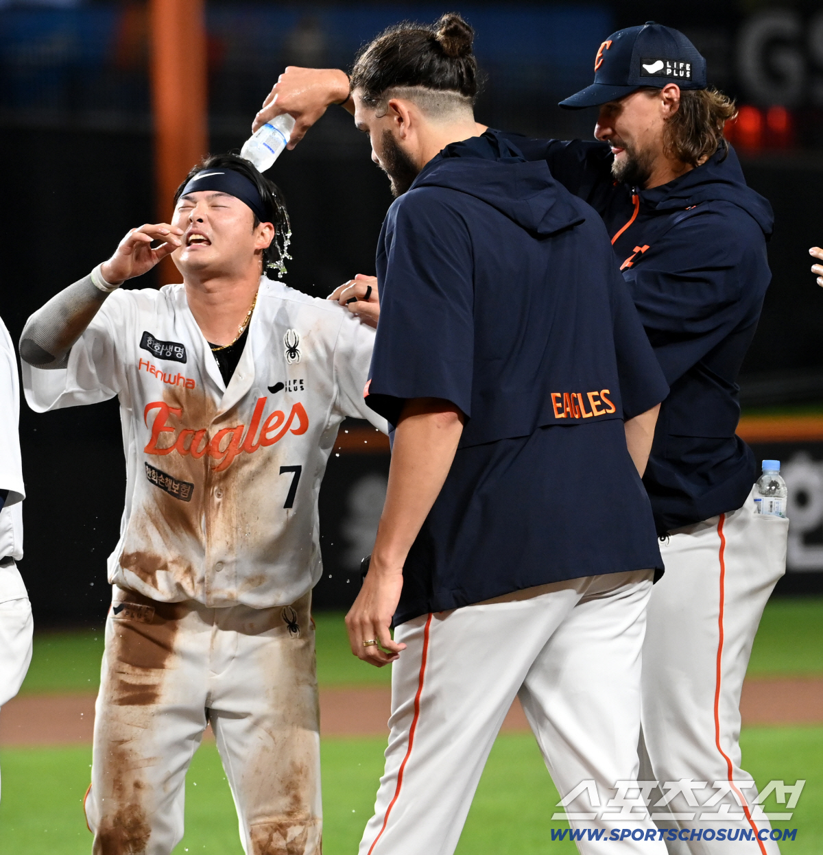 흙니폼 샤워 짜릿! 이도윤 없이 끝내기 없었다. 3안타 3득점 맹활약[대…