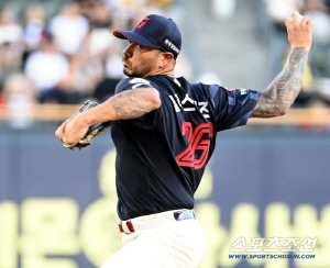 10승 투수 버리고 데려왔는데 1승3패. 명감독 김태형의 진단은. 직구는 괜찮다. 문제는 변화구[수원 코멘트]