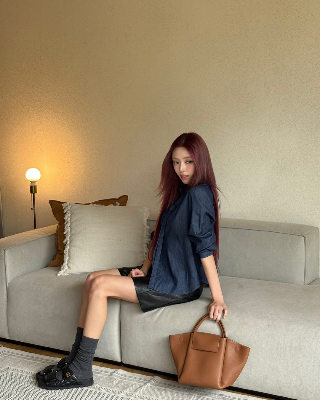 있지 유나는 벌써 가을…쭉 뻗은 팔다리 기럭지, 모델이 따로 없네
