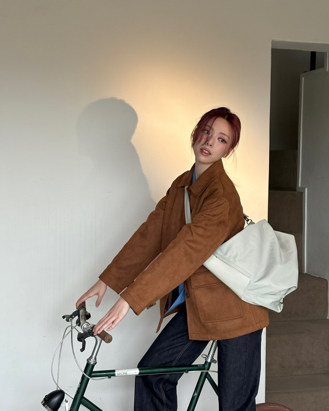 있지 유나는 벌써 가을…쭉 뻗은 팔다리 기럭지, 모델이 따로 없네