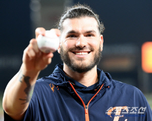 이러니 반할 수밖에 → 마음씨도 최고다! 폰세, 대기록 이재원과 세웠지만 '조강지처' 안 잊었다