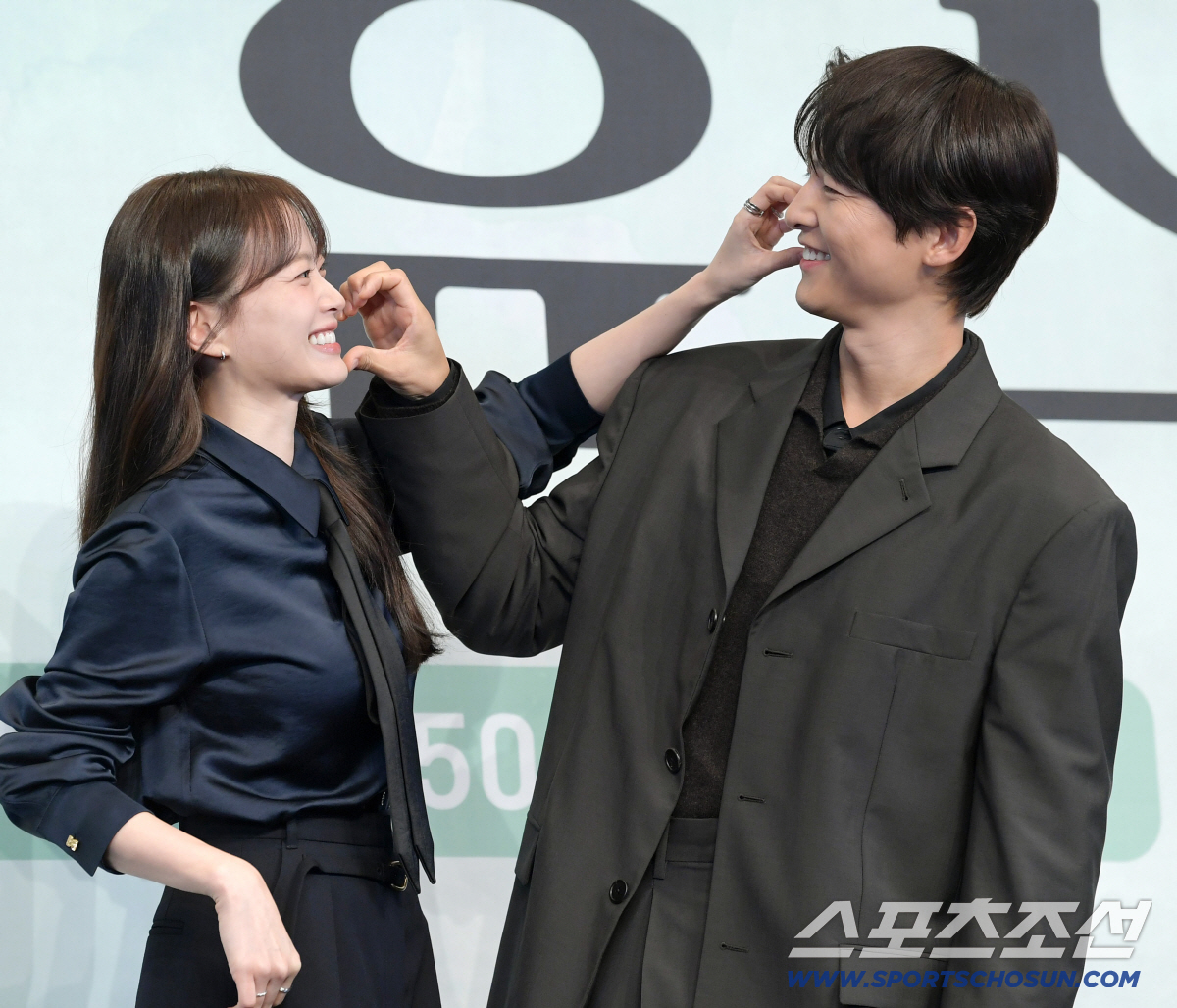 '실제 연인인 듯했다' 손 꼭 잡은 송중기와 천우희의 무대 뒤 케미 [S…