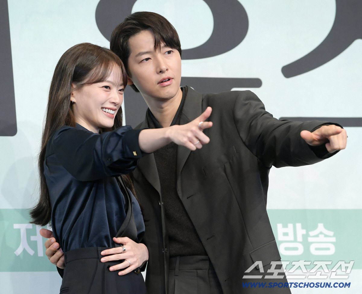 '실제 연인인 듯했다' 손 꼭 잡은 송중기와 천우희의 무대 뒤 케미 [S…