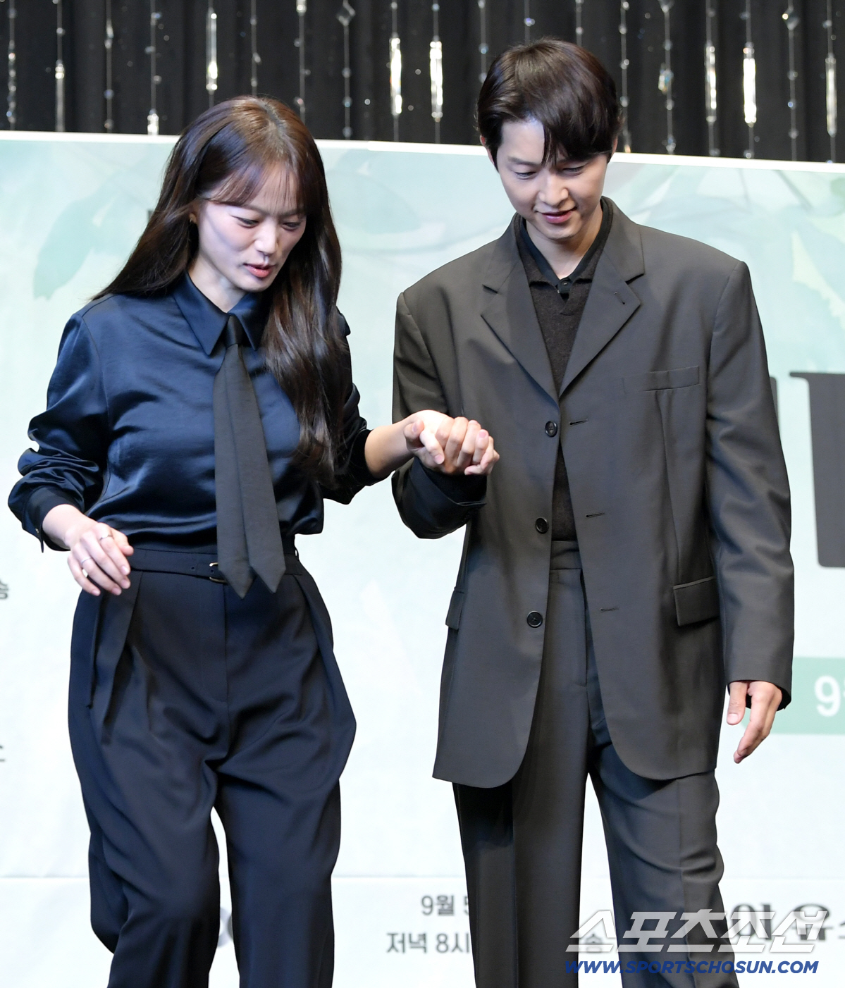 '실제 연인인 듯했다' 손 꼭 잡은 송중기와 천우희의 무대 뒤 케미 [S…