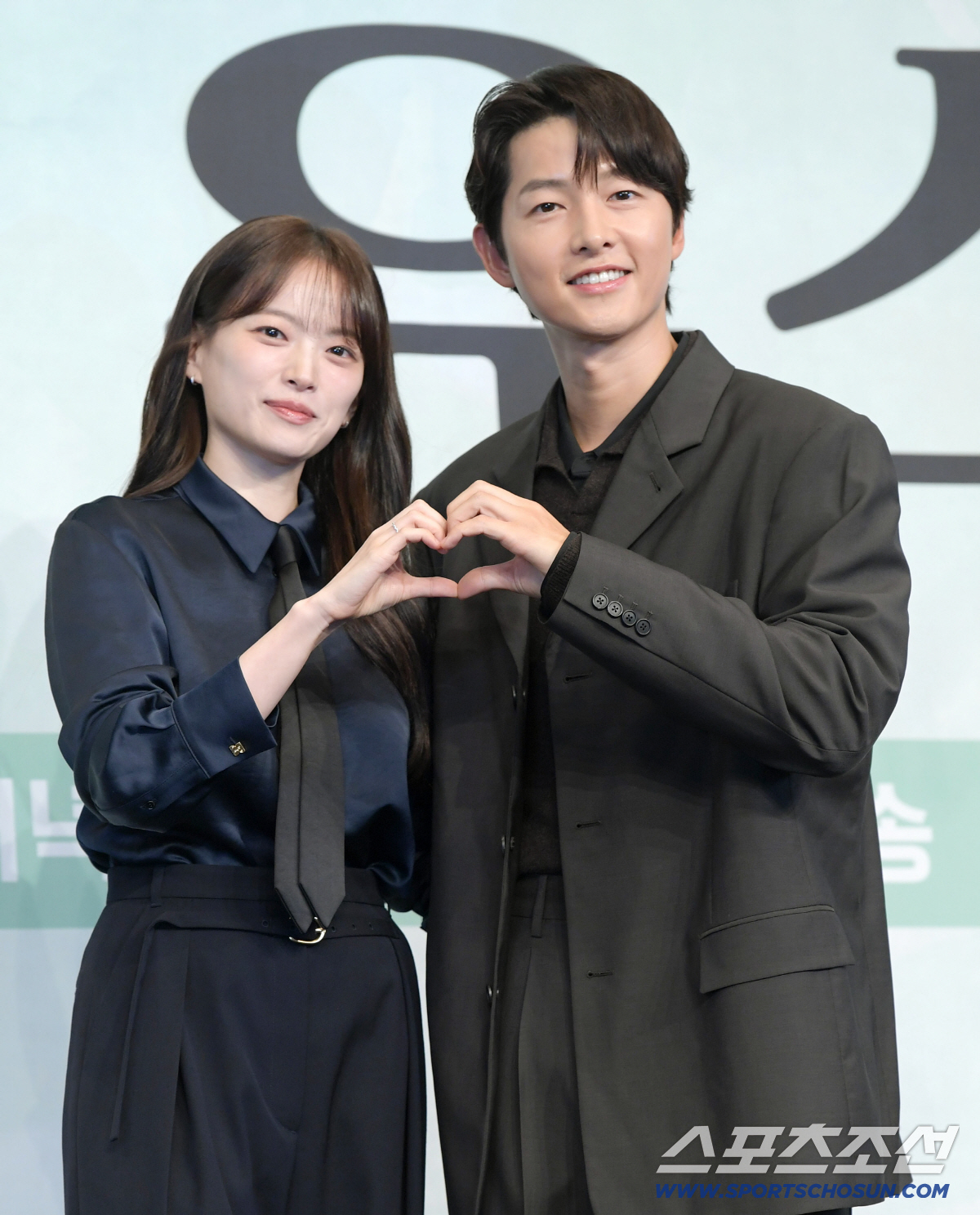 '실제 연인인 듯했다' 손 꼭 잡은 송중기와 천우희의 무대 뒤 케미 [S…