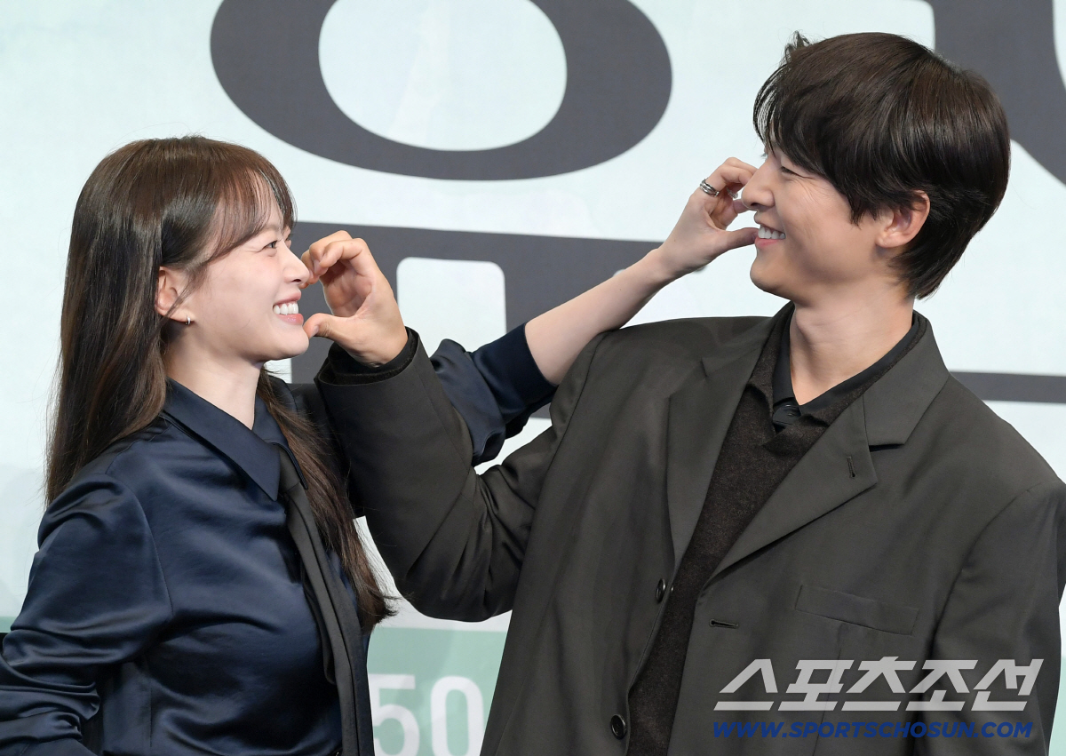 '실제 연인인 듯했다' 손 꼭 잡은 송중기와 천우희의 무대 뒤 케미 [S…