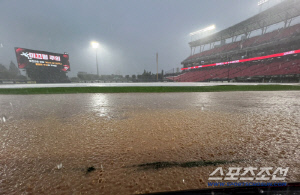 극한 폭우에 물바다 된 챔필, SSG-KIA 경기는 우천순연[영상]