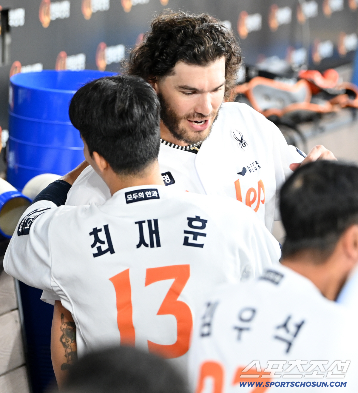 '어디 갔다 이제 온겨?' 최재훈 뒤늦은 등장에 물병 내던진 폰세, 그 …
