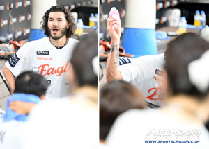 '어디 갔다 이제 온겨?' 최재훈 뒤늦은 등장에 물병 내던진 폰세, 그 이유는[대전 현장]