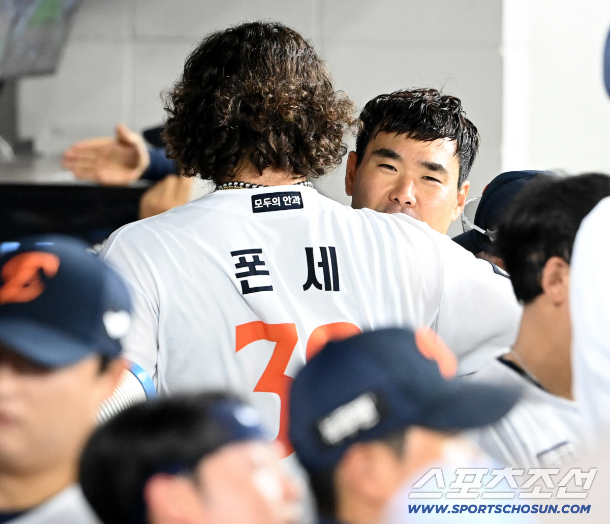 '어디 갔다 이제 온겨?' 최재훈 뒤늦은 등장에 물병 내던진 폰세, 그 …