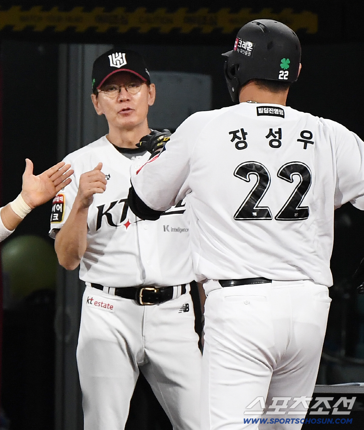 [포토] 이강철 감독 환영받는 장성우