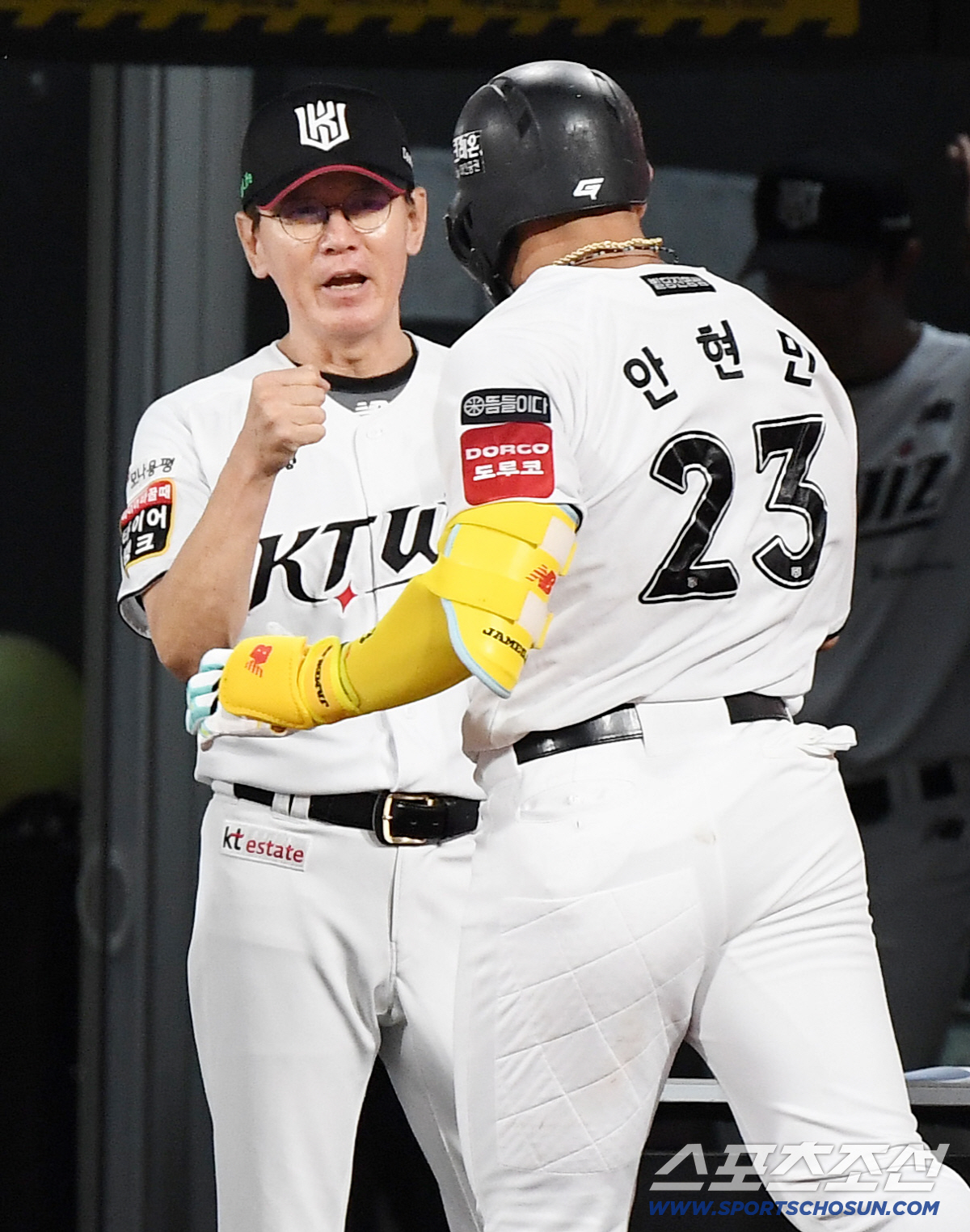 [포토] 이강철 감독 환영 받는 안현민