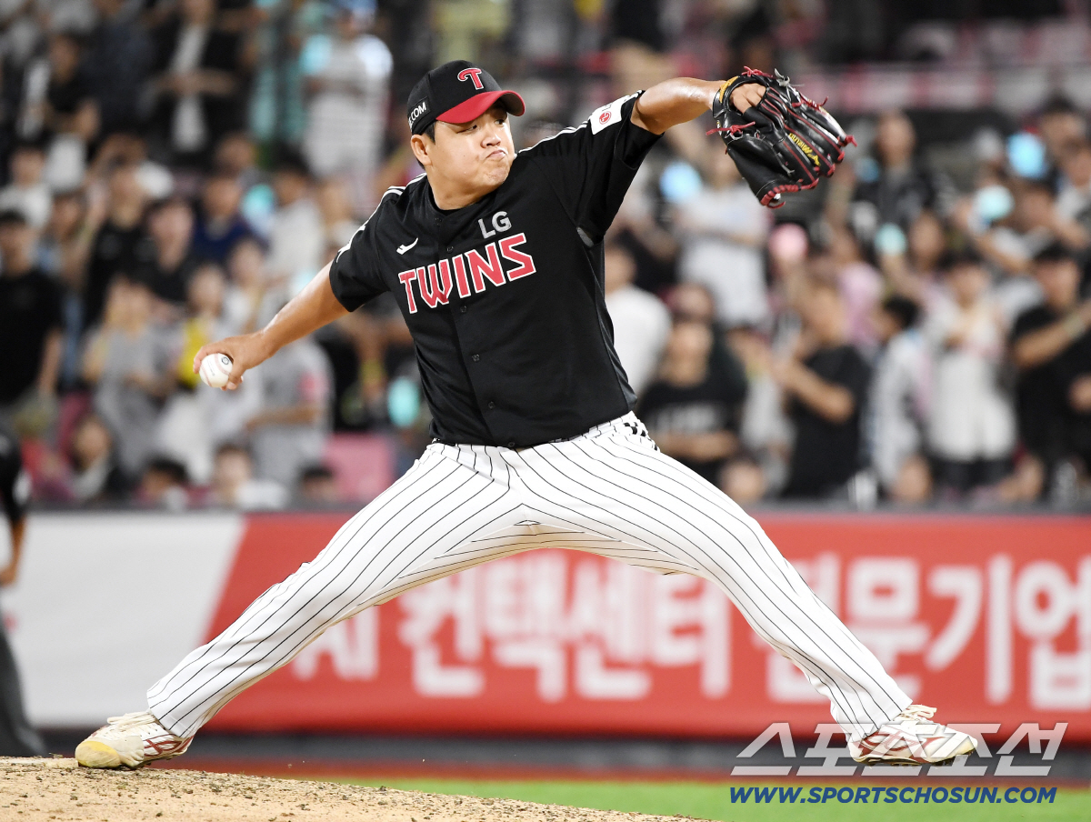 52억 FA 언제 '돈값'할까, 필승조 강등 → 1아웃도 못잡고 3실점 …