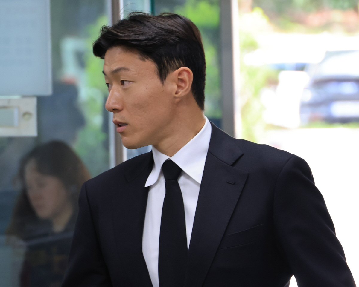 ‘불법 촬영→징역 1년+집행유예 2년' 황의조, 항소심도 그대로...입장…