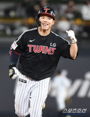 오지환 동점포 → 문성주 역전 만루포! 3이닝 '4홈런 17점' 쫓고쫓긴 난타전…LG가 웃었다 [수원리뷰]