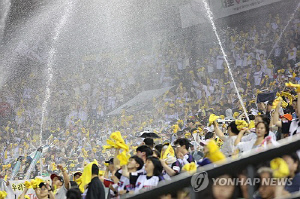 공정성·스피드 높인 프로야구, 국내스포츠 최다관중 신기록 눈앞