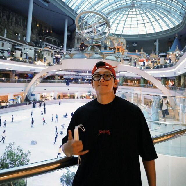 [SCin스타] 지창욱, 롯데월드서 여유로운 일상 공개…“역시 그냥 서 …