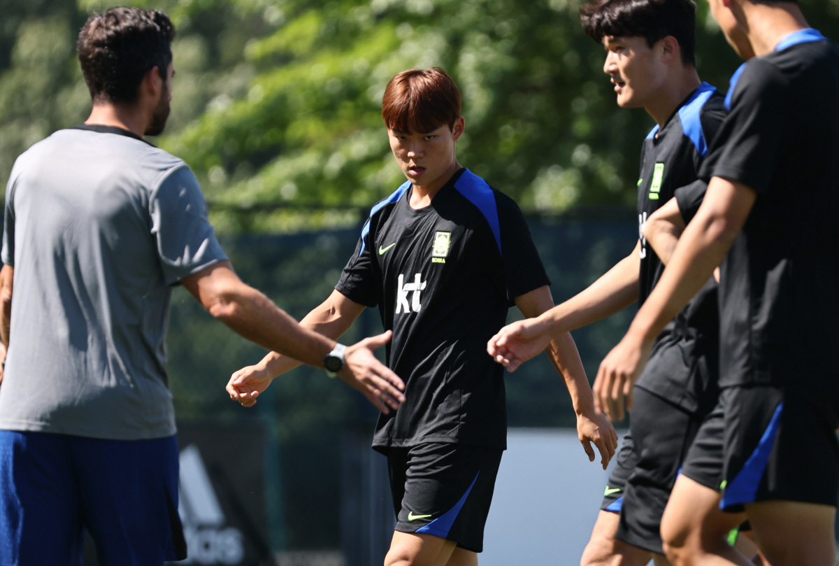 '황당 이적실패에도' 의연한 오현규 "무릎 문제 없어, 프로답게 이겨내겠…