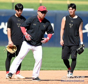 이범호 감독 직접 나섰다. 몸으로 뛰는 수비 과외, 젊은 호랑이들 귀 '쫑긋'[광주 현장]