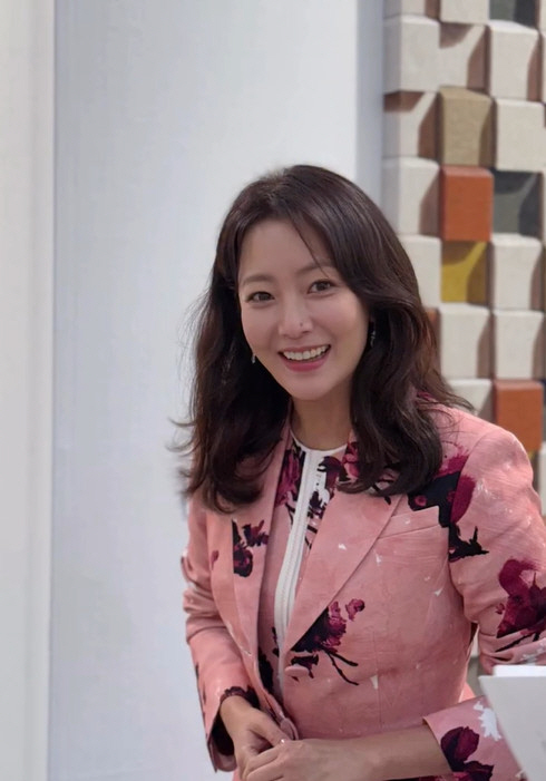 [SCin스타] 와인 사업 나서더니 아트페어 참석까지? 김희선, 핑크 셋…